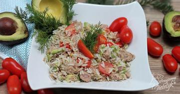 Sałatka z ryżem tuńczykiem i awokado